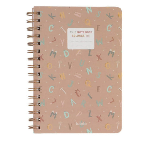 Denne kompakte notesbog er ideel til skolerygsække eller til børneværelset.

Med både blanke sider til tegninger og sider med kalligrafiske hjælpelinjer, er den perfekt til at stimulere kreativitet og understøtte de første skriveøvelser. De hårde omslag beskytter indholdet og gør den holdbar til daglig brug.