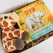 Gavekurv til baby med girafbamse og hyggelig børnebog