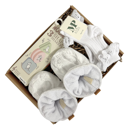 Barselsgave med hvide blondefutter, strømper med blondekant og Mumi formrystesæt – gave til nyfødt