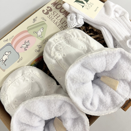 Barselsgave til baby med elegante hvide futter, blondekant-strømper og Mumi formrystesæt