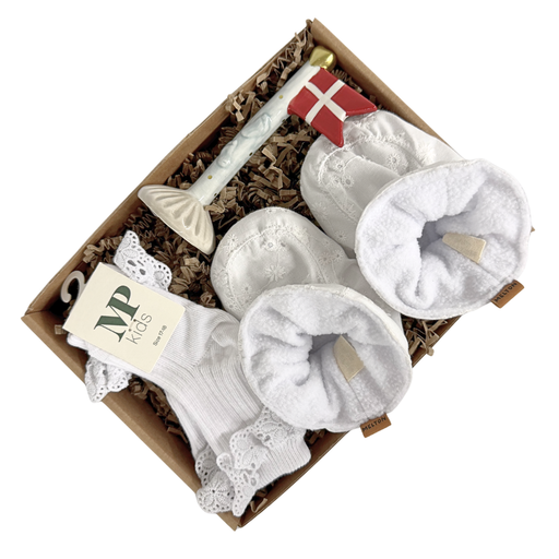 Barselsgave med hvide blondefutter, strømper med blondekant og keramikflag med babyfødder – gave til nyfødt