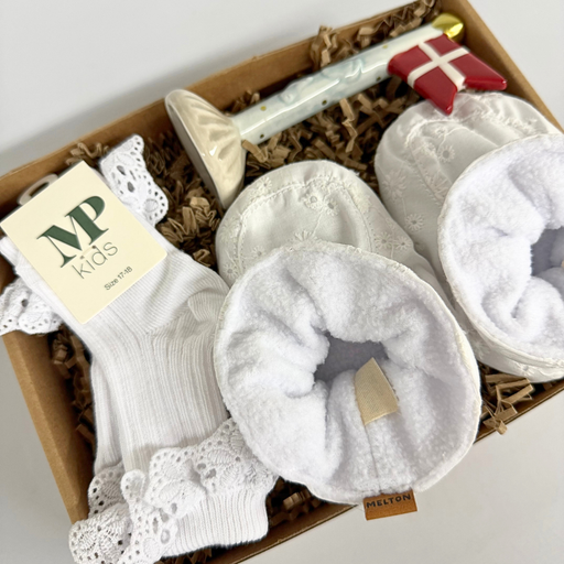 Gavekurv til baby med elegante hvide futter, blondekant-strømper og keramikflag med babyfødder