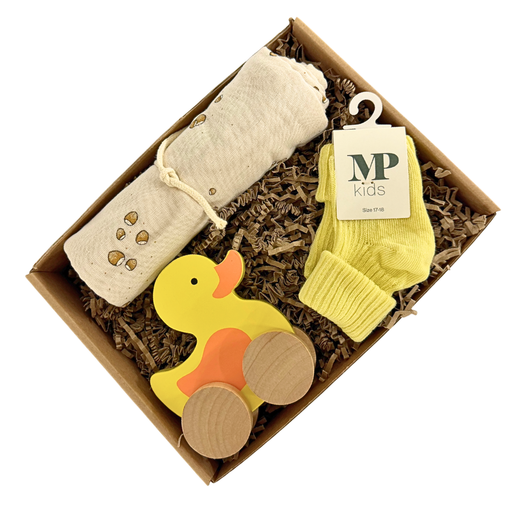 Solskinsgaveæske med træand, bløde strømper og stofble – gave til nyfødt baby