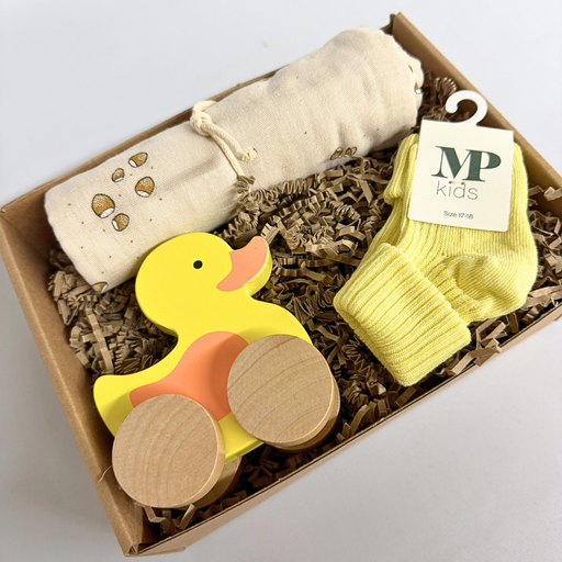 Solskinsæske til baby med træand, strømper og stofble – perfekt barselsgave