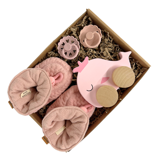 Lyserød barselsgave med bløde futter, træhval og sut – gave til nyfødt baby