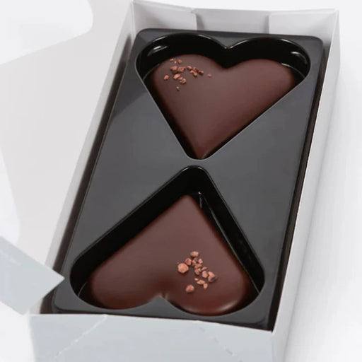 Summerbird Hearts Christmas – lille hjerteformet chokolade med mørk Amazonas 61 % chokolade, blød marcipan og drys af kakaogrué, pakket i juleinspireret emballage.