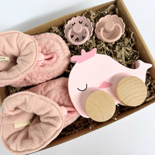 Lyserød barselsgave med træhval på hjul og futter – gave til nyfødt