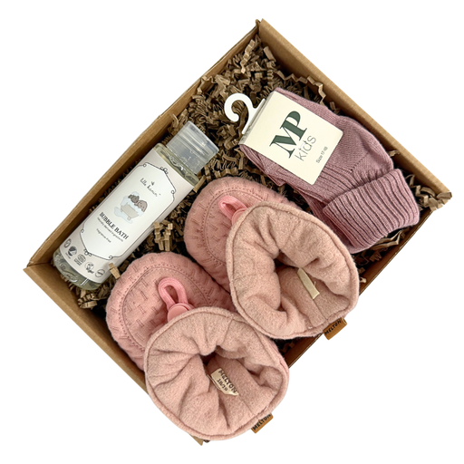 Barselsgave med futter, strømper og skumbad fra Lille Kanin – gave til nyfødt baby