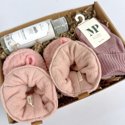 lyserød gave til baby med futter, strømper og Lille Kanin skumbad – sød barselsgave