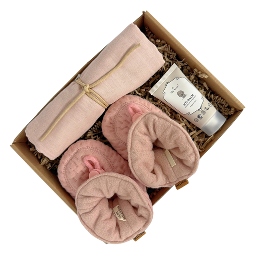 Baby gaveæske i rosa med bløde futter, stofble og SOS Balm i æske