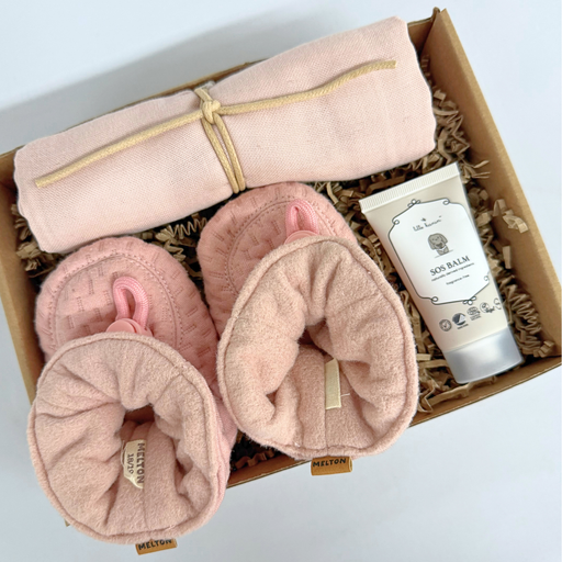 Gave til nyfødt med hjemmesko, stofble og hudpleje