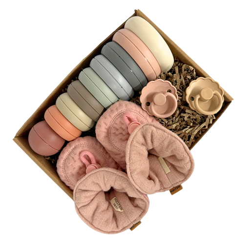 Babygave med stabletårn i pastelfarver, bløde futter og sutter i gaveæske