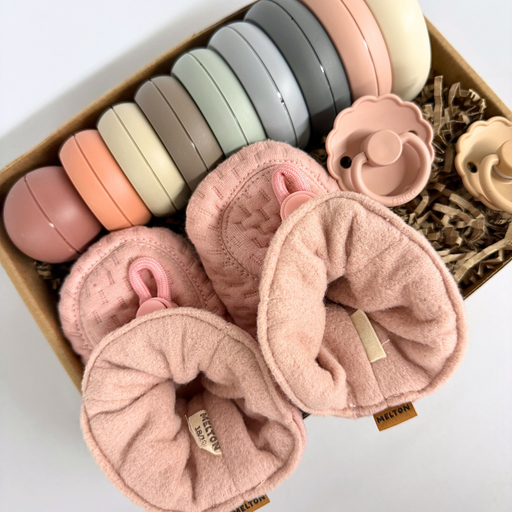 Gaveæske til baby med stabelering, hjemmesko og to sutter i neutrale farver