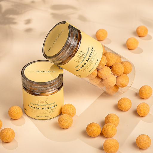 Gelatinefri vingummier lavet med 100% naturligt frugtpulver er overtrukket af Premium hvid chokolade og rullet i frugtpulver fra passionsfrugt og mango. Disse vingummier skaber en god kombination mellem det søde chokolade og det friske og lækre frugt pulver.