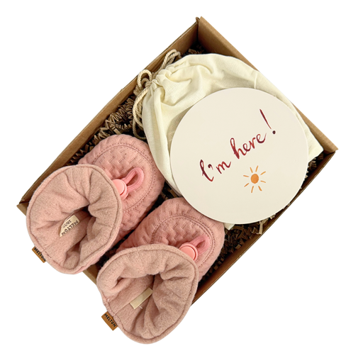 Babygave med lyserøde futter og milepælskort i gaveæske