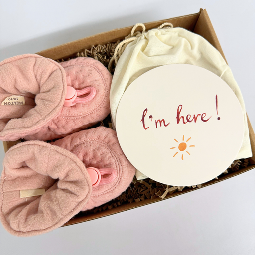 Gaveæske til nyfødt med bløde rosa futter og milepælskort 