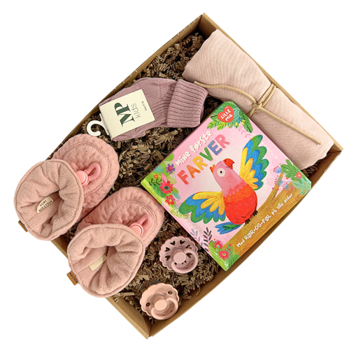 Babygave med futter, strømper, sutter og børnebog i gaveæske