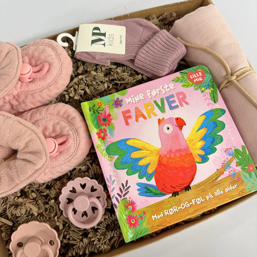Gaveæske til baby med hjemmesko, sokker, bog og sutter