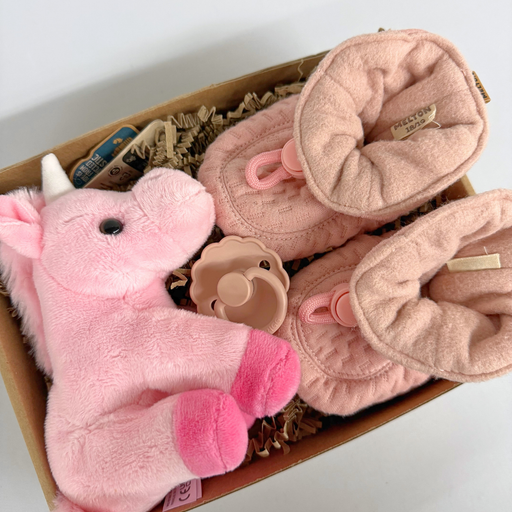 Gaveæske til baby med sød enhjørning bamse og varme hjemmesko