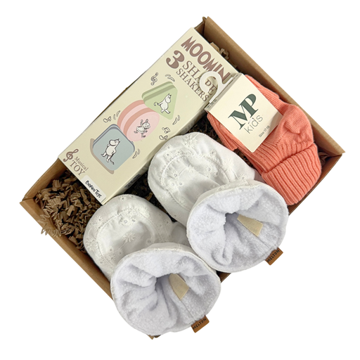 Babygave med futter, strømper og formrystesæt i gaveæske