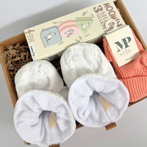 Gaveæske til baby med bløde hjemmesko, sokker og sanselegetøj