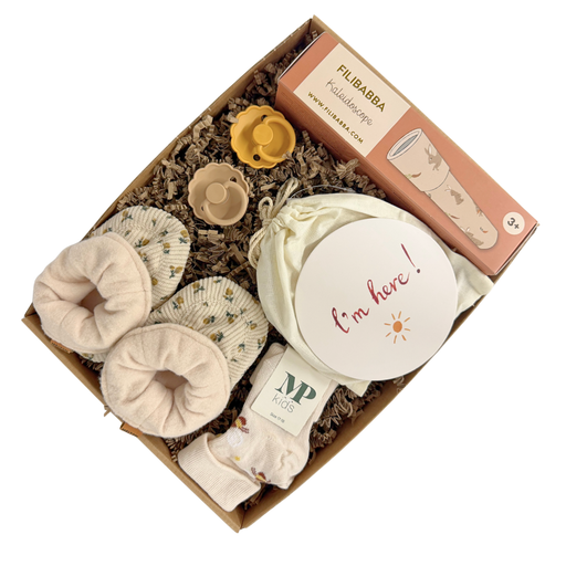 Babygave med futter, strømper, milepælskort og sutter i gaveæske