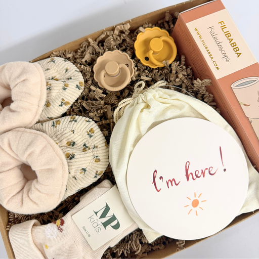 Gaveæske til nyfødt med hjemmesko, sokker, kort og sanselegetøj