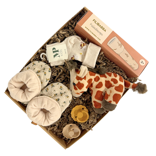 Baby gaveæske med giraf bamse, babysokker, sutter og Filibabba legetøj i gaveæske