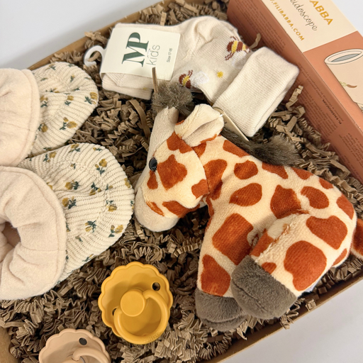 Luksus barselsgave med babyudstyr, bløde sokker og giraf bamse pakket i gaveæske