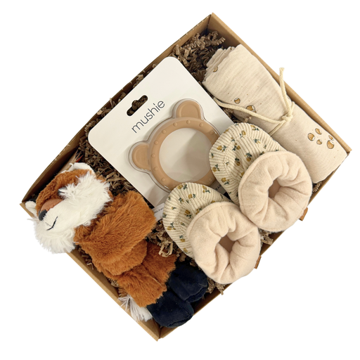 Baby gaveæske med bamse, Mushie bidering, babysokker og stofble