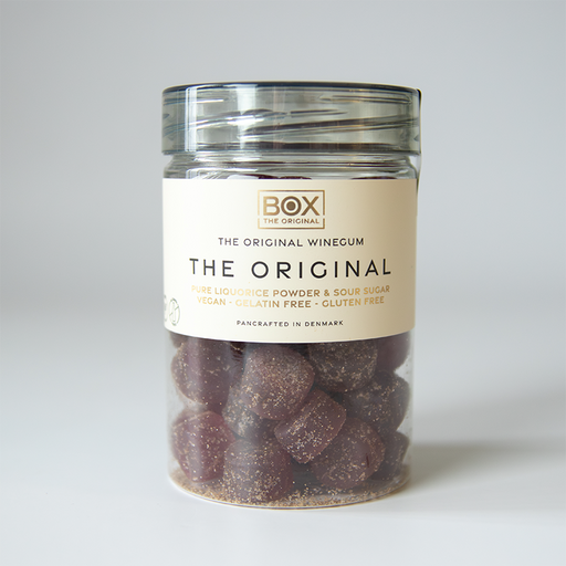 Vegansk skovbær og lakrids gourmetvingummi uden gelatine, drysset med naturligt skovbærpulver og dækket af syrlig sukkercoating