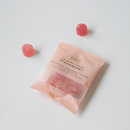 Vegansk jordbær gourmetvingummi uden gelatine, drysset med naturligt jordbærpulver og syrlig sukkercoating