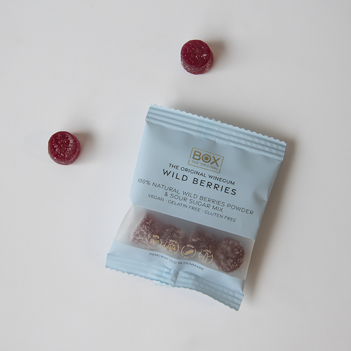 Vegansk skovbær gourmetvingummi uden gelatine, drysset med naturligt skovbærpulver og dækket af syrlig sukkercoating