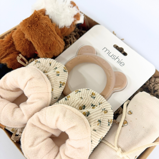 Barselsgave med babyudstyr, blød bamse, bidering og sokker i gaveæske