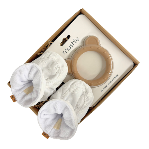 Baby gaveæske med Mushie bidering og bløde hvide babysko