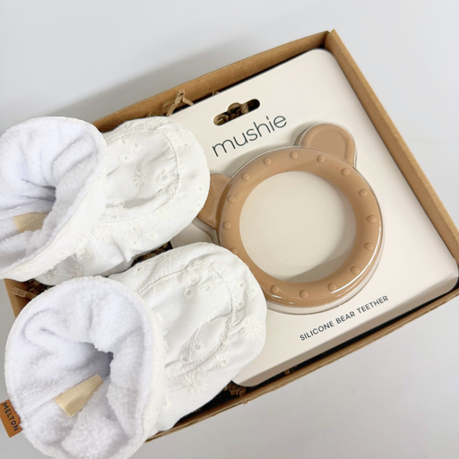 Barselsgave med babysko og bidering i enkel gaveæske i lyse farver