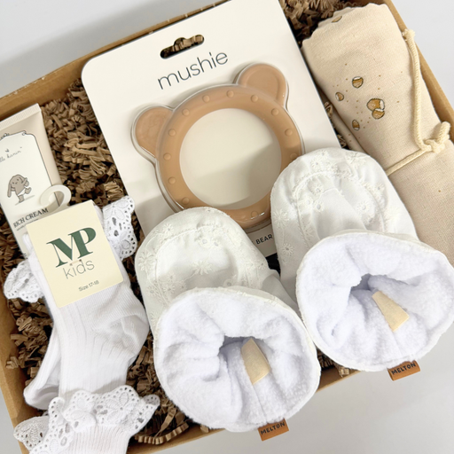 Baby gaveæske med Mushie bidering, babysko, MP sokker og baby creme