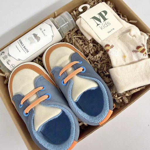 Barselsgave med babysko, sokker og baby bad i gaveæske til nyfødt