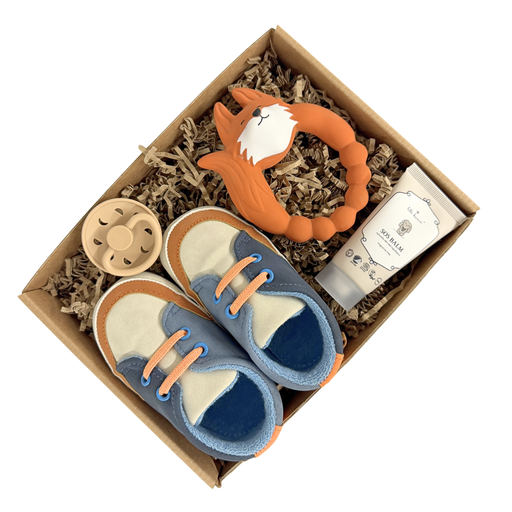 Baby gaveæske med babysko, ræv bidering, sut og baby balsam