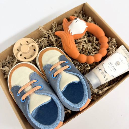 Barselsgave med babysko, bidering, sut og babypleje i gaveæske