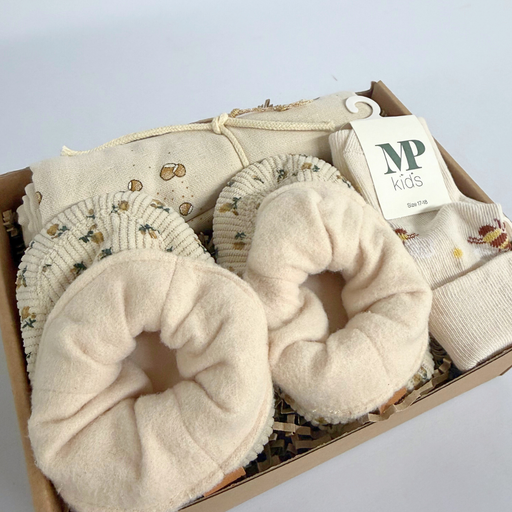 Baby gaveæske med bløde babyfutter og sokker i beige – perfekt som barselsgave eller babyshower gave.
