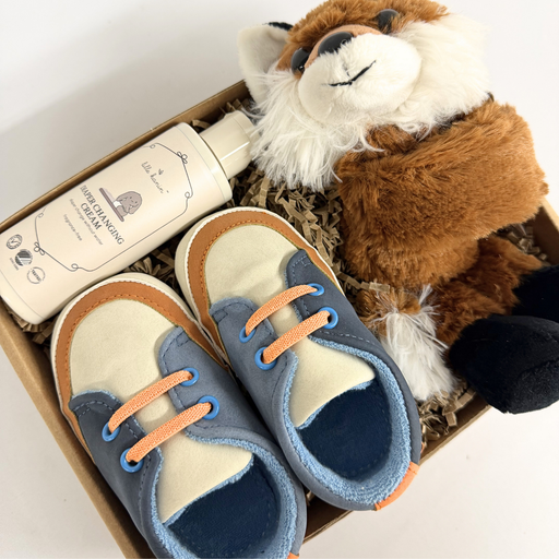 Barselsgave med blød bamse, babysko og babypleje i gaveæske