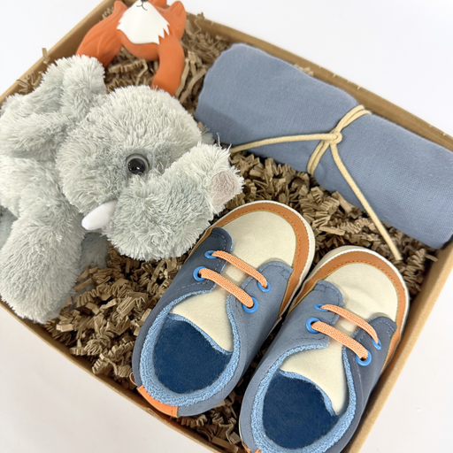 Barselsgave med babysko, bamse og bidering i gaveæske i naturlige farver