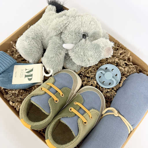 Barselsgave med babysko, bamse, sokker og sut i gaveæske i blå nuancer