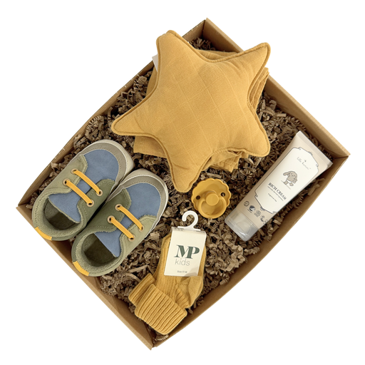 Baby gaveæske med babysko, stjerne bamse, sut, sokker og baby creme