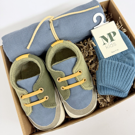 Barselsgave med babysko, sokker og stofklud i gaveæske