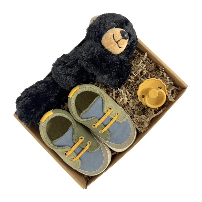 Barselsgave med blød bamse, babysko og sut i naturlige farver