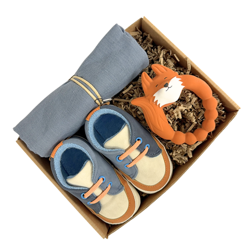 Baby gaveæske med babysko, ræv bidering og stofklud