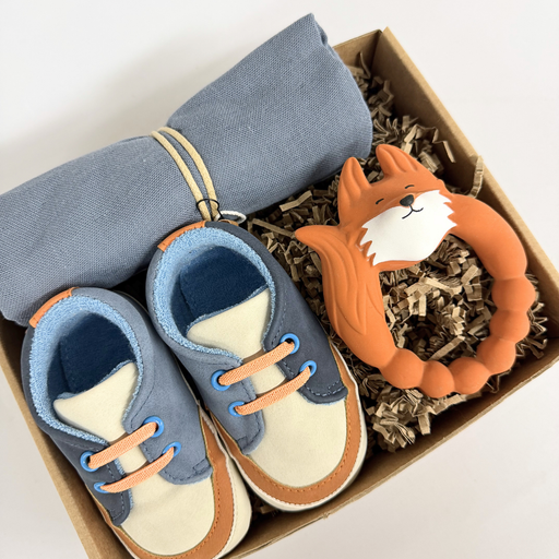 Barselsgave med babysko, bidering og stofklud i gaveæske