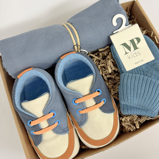 Barselsgave med babysko, sokker og stofklud i blå nuancer